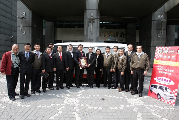 捐贈市政府復康巴士